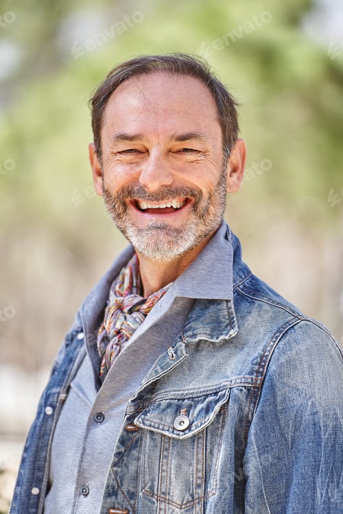 Preview: Close-up portrait of bearded adult man looking at camera