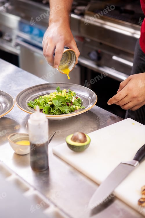 Preview: Chef seasoning salade with lemon juice