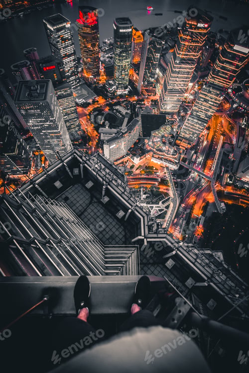 Preview: Extreme photography with the photograph standing on one of the tallest buildings in the world