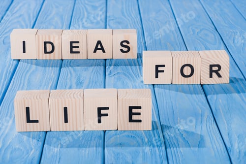 Visualização: vista de perto de blocos de madeira dispostos em ideias para a vida, frase em superfície de madeira azul