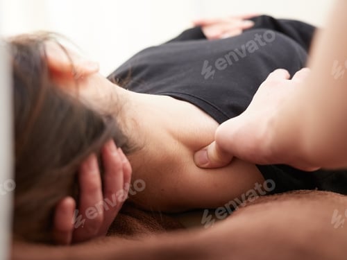Preview: A Japanese woman getting a shoulder massage