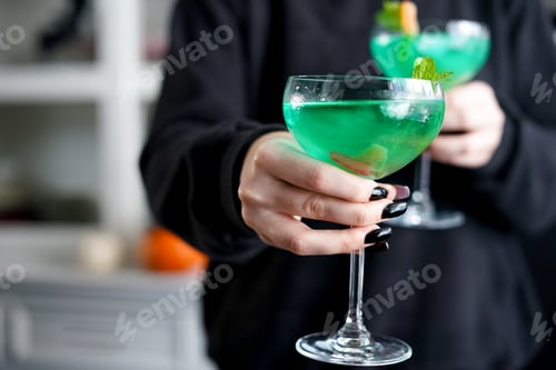 Visualização: Coquetéis coloridos de festa de Halloween.