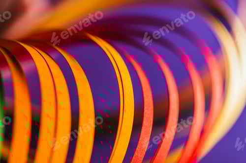 Vista previa: primer plano de curvas de papel quilling amarillo y rojo en púrpura