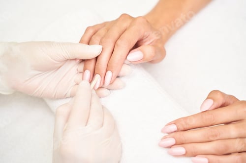 Preview: Fingernail Care in Salon with Pale Pink Polish