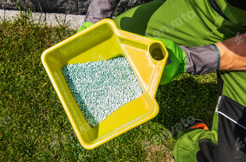 Preview: Garden Taker Fertilizing Residential Grass Area