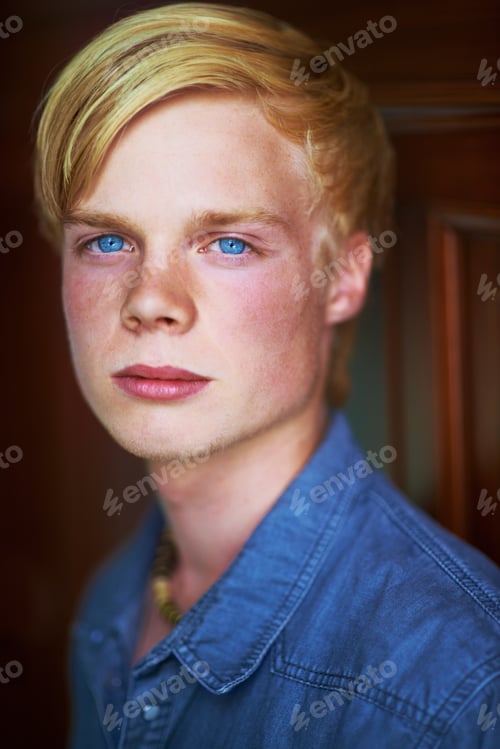 Preview: Piercing blue eyes
