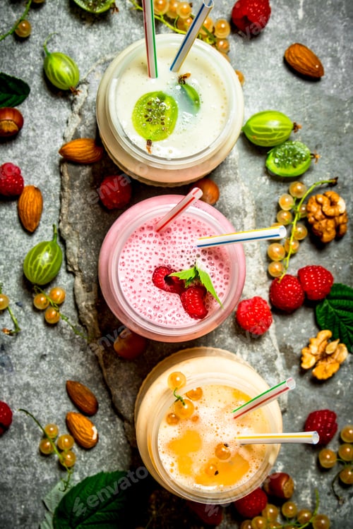 Preview: Berry smoothies with nuts.