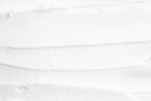 Visualização: Espuma cosmética branca aplicada com pinceladas, vista superior.