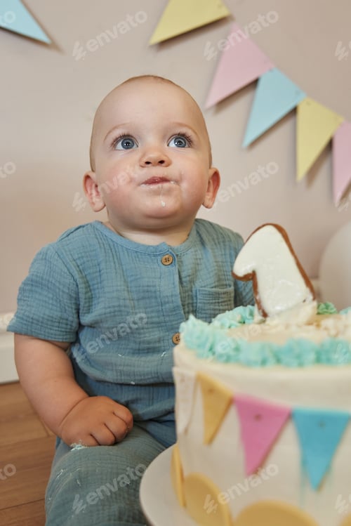 Preview: Marking his first year with a festive atmosphere and a delicious cake.