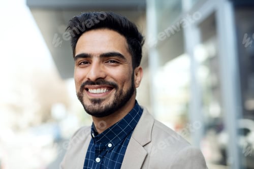 Preview: Portrait of young businessman commuter outdoors in city, looking at camera