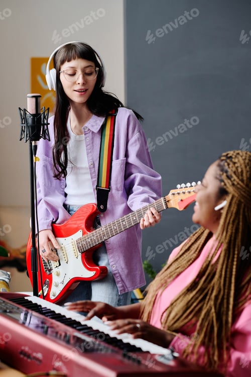 Visualização: Garotas ensaiando sua apresentação em casa