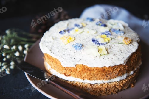 Preview: Sponge cake decorated with violets
