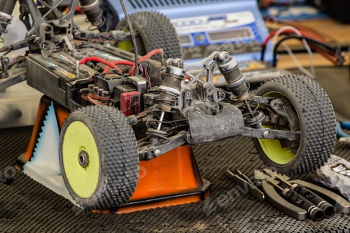 Preview: Maintenance of radio-controlled model of the car in a break between competitions
