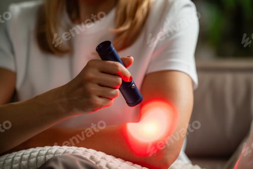 Preview: Red light therapy applied to the elbow alleviates pain and inflammation