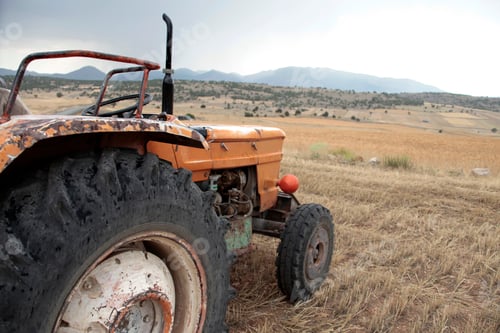 Preview: Tractor in wheat field