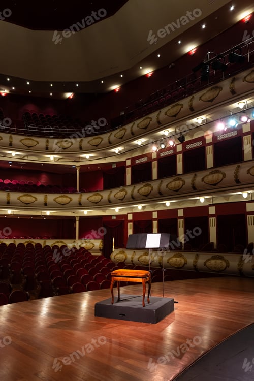 Visualização: Grande apresentação em um palco histórico de teatro. Conceito de música Clássica.