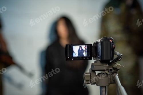 Preview: Display of camera standing in front of female criminal