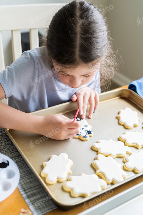 Preview: Little Girl Spells 'Sorry' on Iced Sugar Cookies