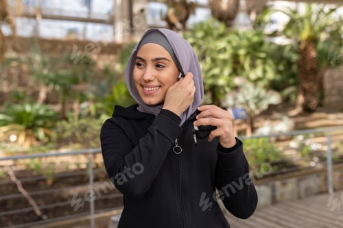 Preview: Arab woman putting on the veil