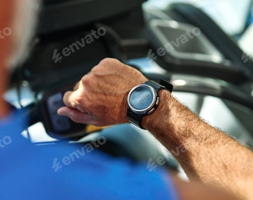 Vista previa: Senior people exercising in the gym