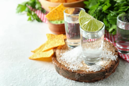 Preview: Party concept with tequila, guacamole and chips