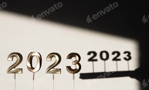 Visualização: Lindo fundo abstrato de Natal com números 2023 em dourado refletidos na parede.