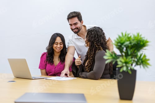 Vista previa: Reunión colaborativa en un espacio de coworking con profesionales que discuten los detalles del proyecto