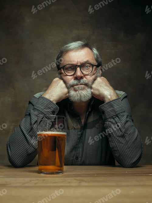 Vorschau: Trauriger bärtiger Mann trinkt Bier in der Kneipe