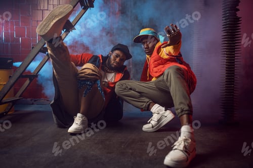 Preview: Serious rappers with gold jewelry poses in studio