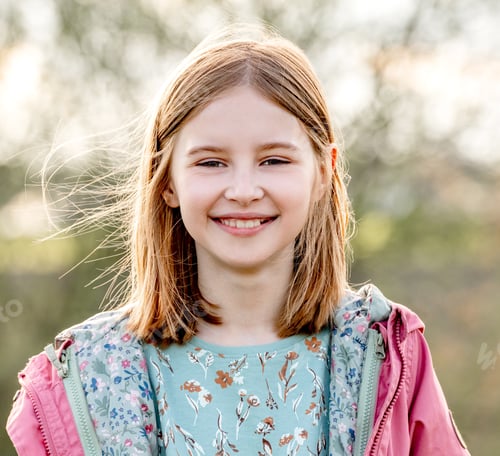Visualização: Menina no parque da primavera