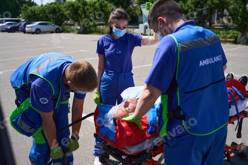 Preview: Ambulance team uses vacuum mattress transport patient with combined injuries