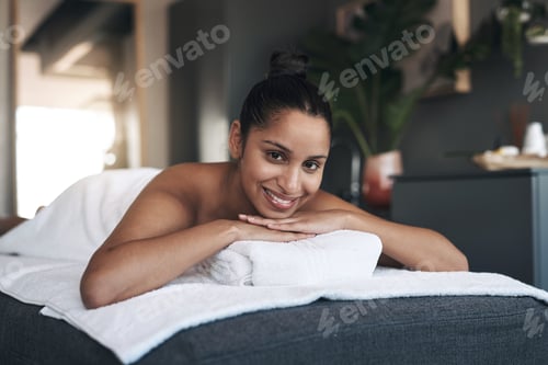 Vista previa: Im thrilled to be at my happy place. Portrait of a young woman lying on a massage bed at a spa.