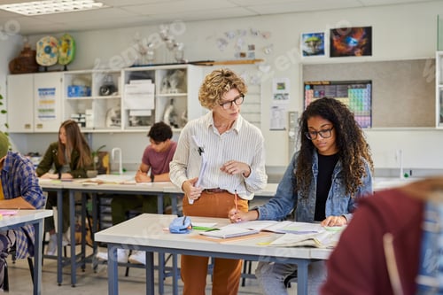 Visualização: Professora ajudando estudante na turma do ensino médio