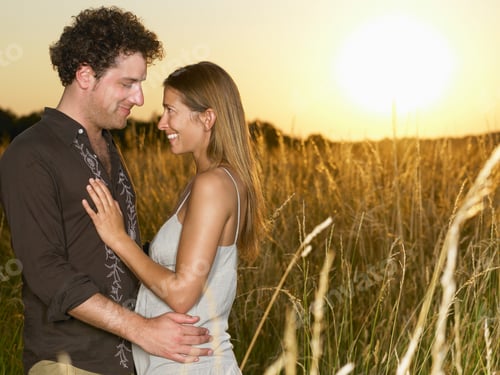 Vista previa: Pareja al atardecer, en un campo
