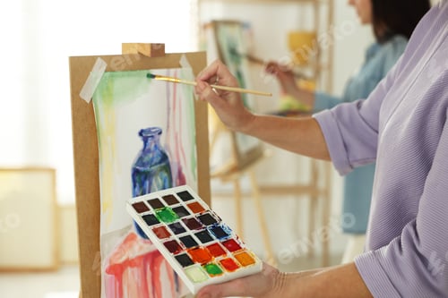 Preview: Woman painting during class in studio, closeup