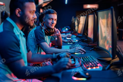 Preview: Professional gamer participates in team play in cyber club
