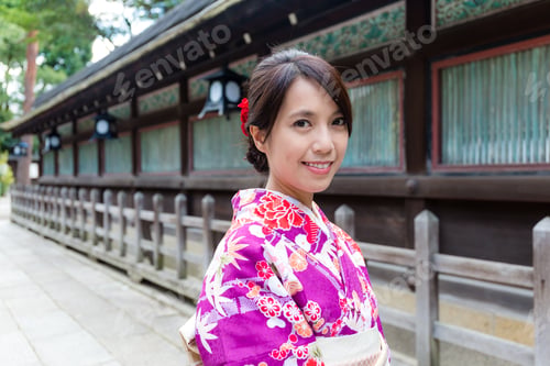 Preview: Japanese Woman wearing the kimono dress at temple