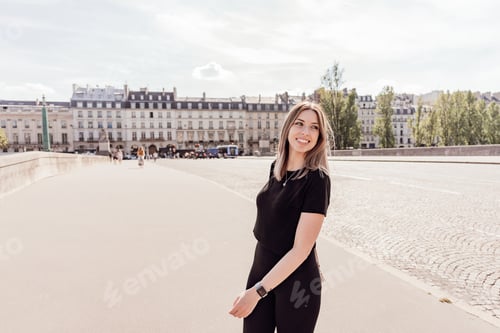 Preview: Young tourist on the streets of Paris