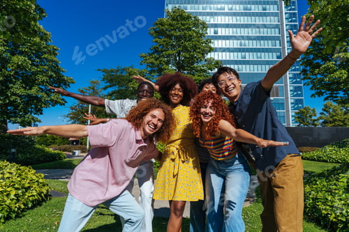 Preview: Smiling Friends Pose with Arms Outstretched Outdoors