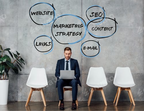 Visualização: empresário sorridente sentado na cadeira e usando o laptop na sala de espera com estratégia de marketing