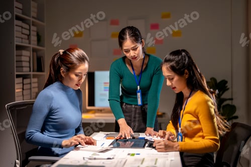 Preview: Three women are sitting at a table with a laptop and a tablet