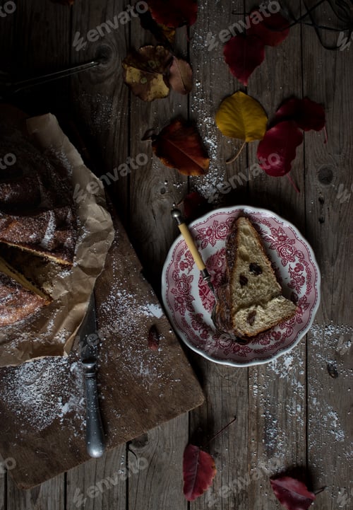 Preview: Autumn leaves near yummy Kugelhopf