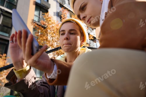 Preview: Women are looking at photos on the phone