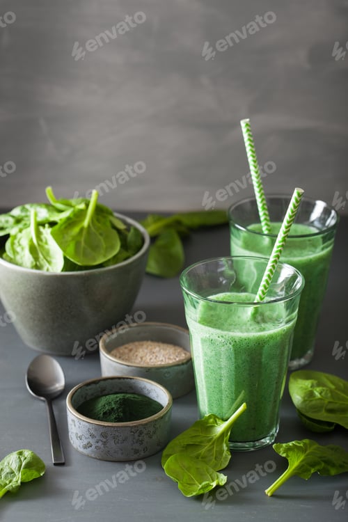 Preview: green spinach smoothie with spirulina, chia seed, lime, apple