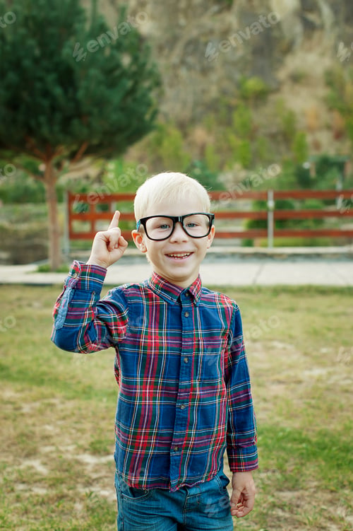 Preview: boy with glasses ready for the school year