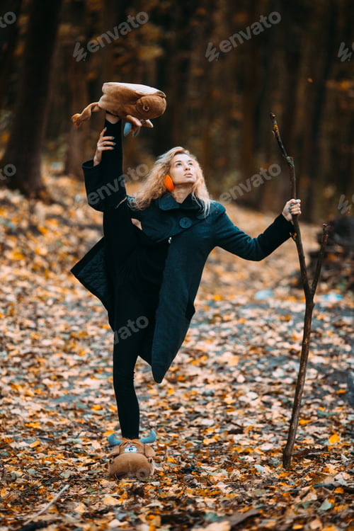 Preview: Woman in an autumnal landscape