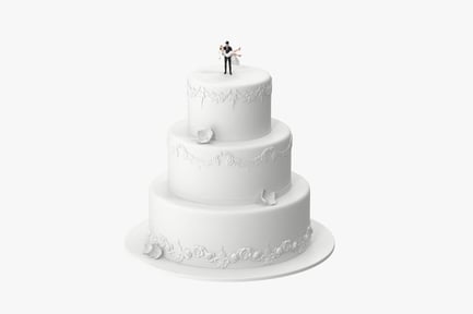Preview: Elegant Tiered Wedding Cake with Couple Topper