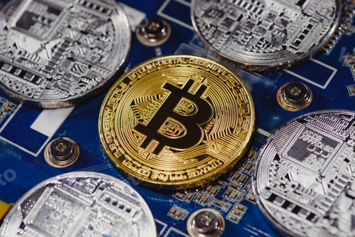 Vista previa: Close up view of arranged golden and silver bitcoins on computer motherboard