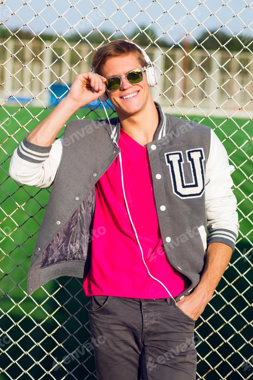 Preview: Outdoor fashion portrait of guy in stylish sportive outfit
