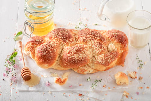 Preview: Hot and tasty golden challah as a sweet snack.